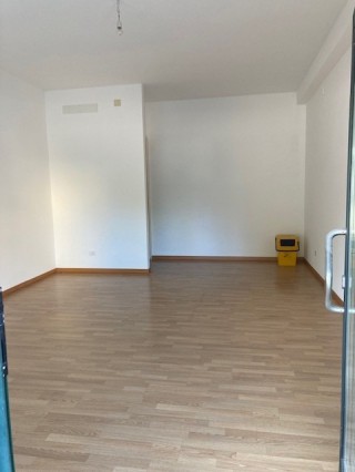 Negozio in Affitto a 2